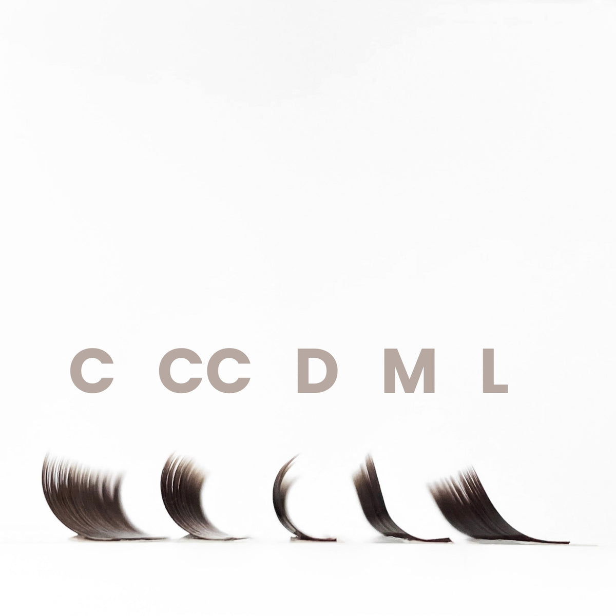 Curl-Vergleich der EngelsWimpern® Black Brown Wimpernextensions in C, CC, D, M und L

Dieses Bild zeigt die verschiedenen Curls (C, CC, D, M und L) der EngelsWimpern® Black Brown Wimpernextensions. Der Farbton kombiniert die Tiefe schwarzer Extensions mit der Weichheit brauner Lashes und sorgt für natürliche, ausdrucksstarke Looks im Studio.