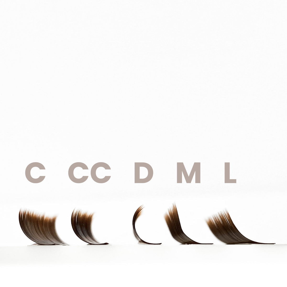 Curl-Vergleich der braunen Wimpernextensions in C, CC, D, M und L – EngelsWimpern®

Dieses Produktbild zeigt die unterschiedlichen Biegungen der EngelsWimpern® Dark Brown Wimpernextensions. Die Auswahl reicht von sanft geschwungenem C-Curl bis zu intensivem L-Curl – ideal für individuelle Stylings und natürliche bis ausdrucksstarke Looks.