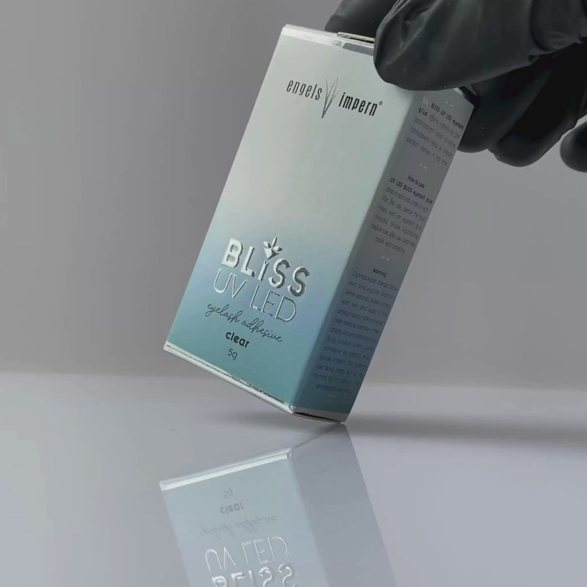 Video laden: BLISS transparenter UV LED Wimpernkleber 5 g im Produktvideo